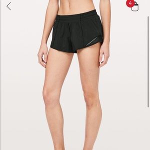 BLACK LULULEMON HOTTY HOT 2.5 SHORTS size 2